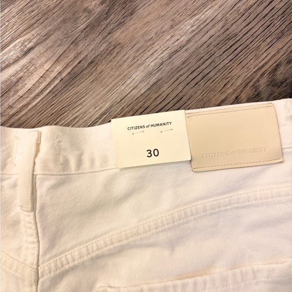 Citizens Of Humanity Marlow Jean shorts in white - Picture 6 of 8